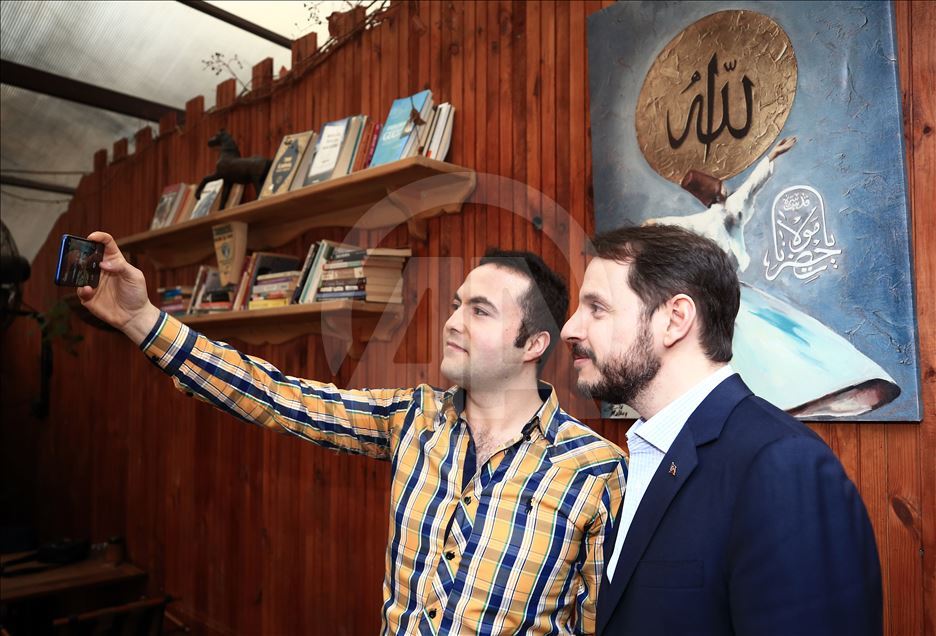 Bakan Albayrak, Üsküdar'da esnaf ziyaretinde bulundu