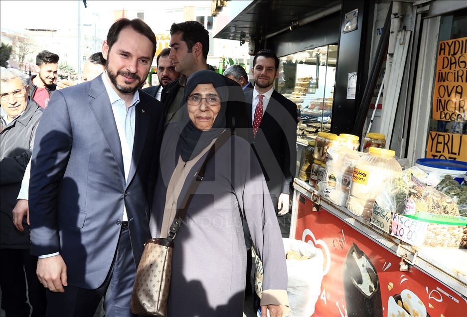 Bakan Albayrak, Üsküdar'da esnaf ziyaretinde bulundu