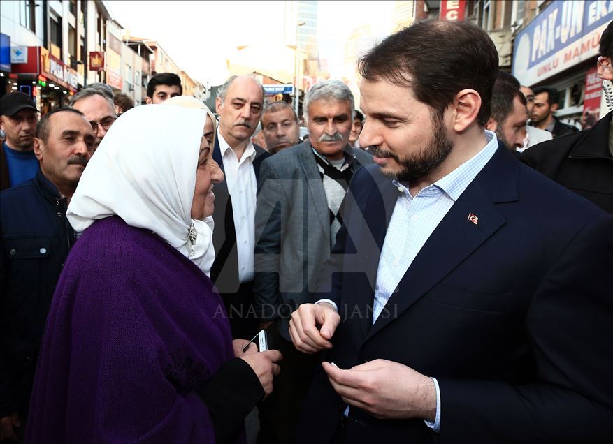 Bakan Albayrak, Üsküdar'da esnaf ziyaretinde bulundu