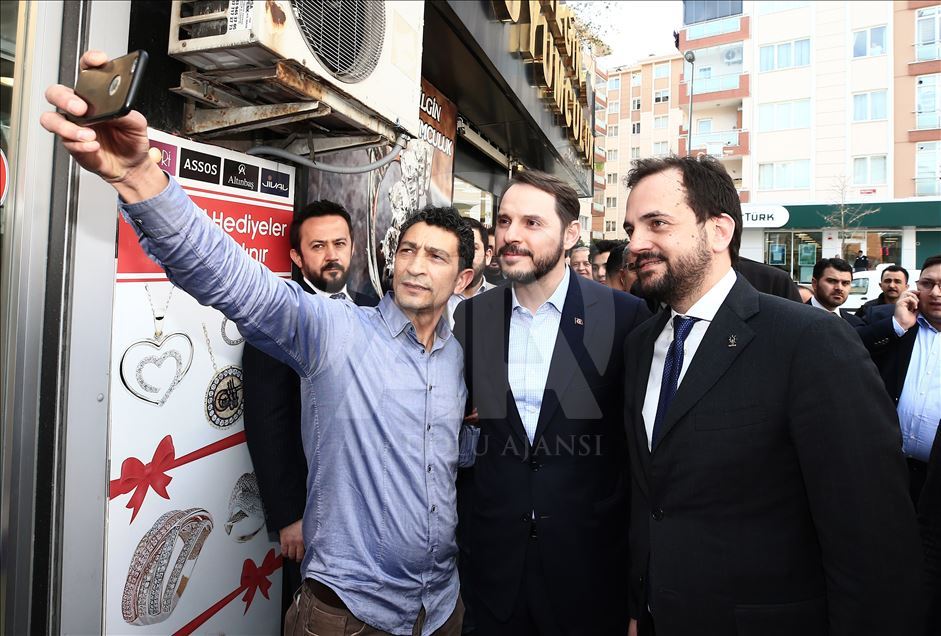 Bakan Albayrak, Üsküdar'da esnaf ziyaretinde bulundu