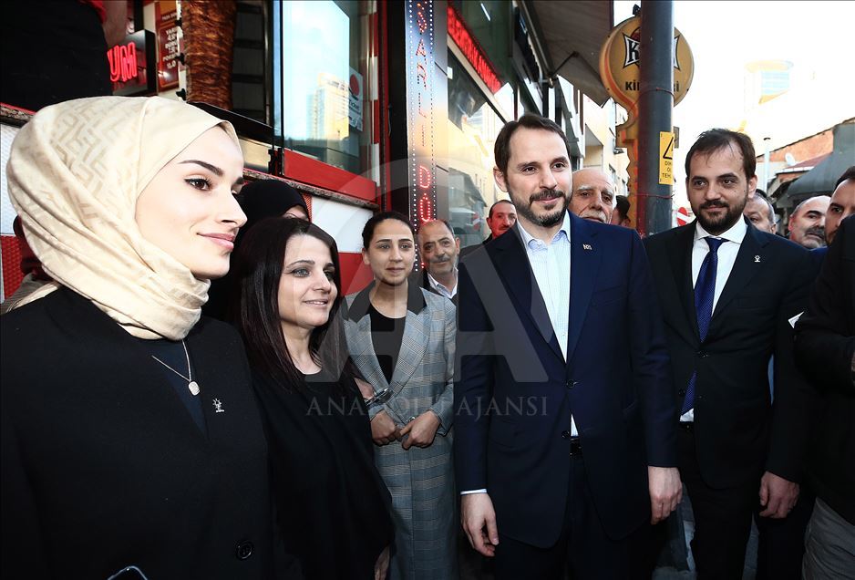 Bakan Albayrak, Üsküdar'da esnaf ziyaretinde bulundu