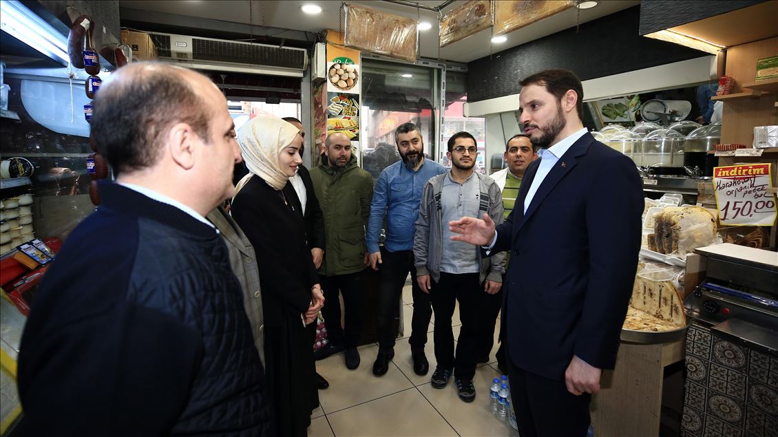 Bakan Albayrak, Üsküdar'da esnaf ziyaretinde bulundu