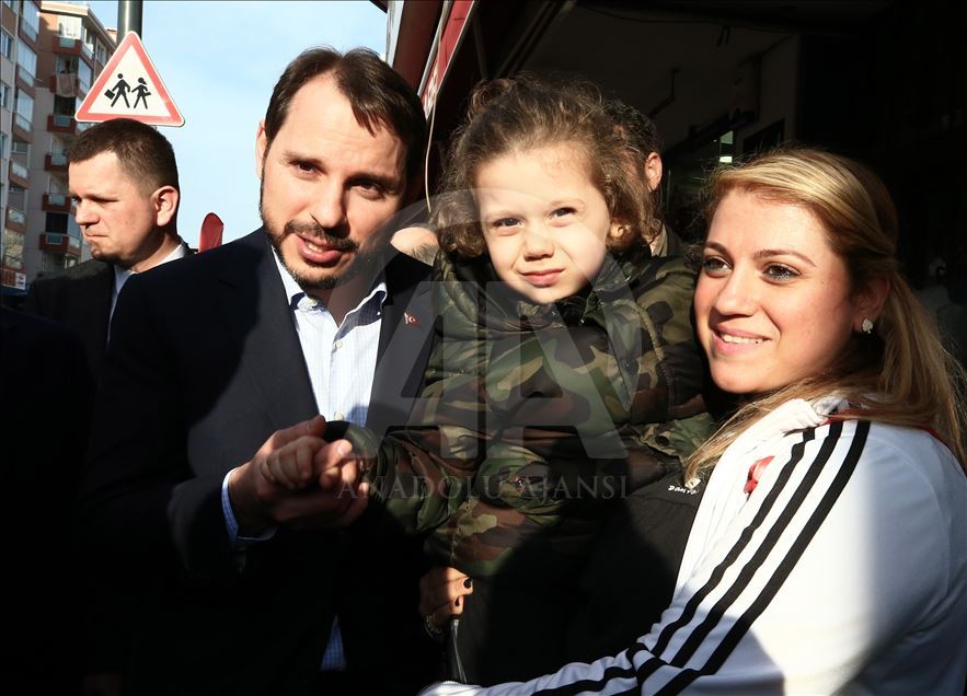 Bakan Albayrak, Üsküdar'da esnaf ziyaretinde bulundu