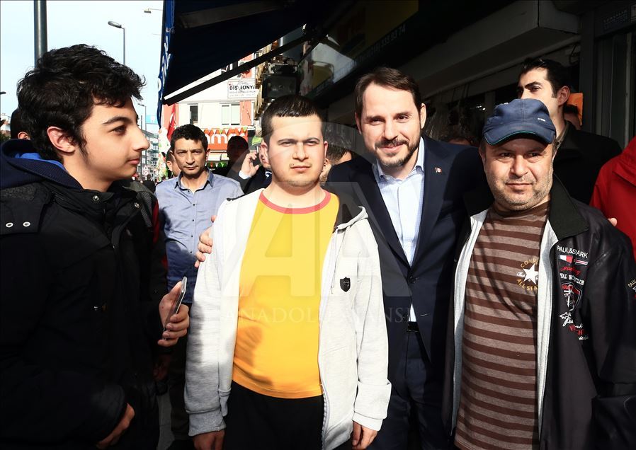 Bakan Albayrak, Üsküdar'da esnaf ziyaretinde bulundu