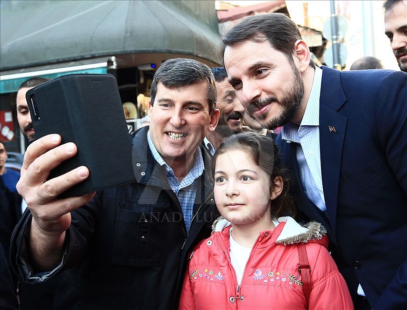 Bakan Albayrak, Üsküdar'da esnaf ziyaretinde bulundu