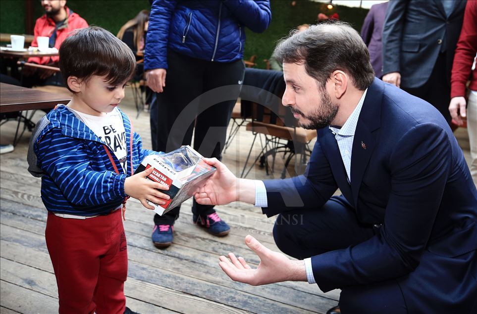 Bakan Albayrak, Üsküdar'da esnaf ziyaretinde bulundu
