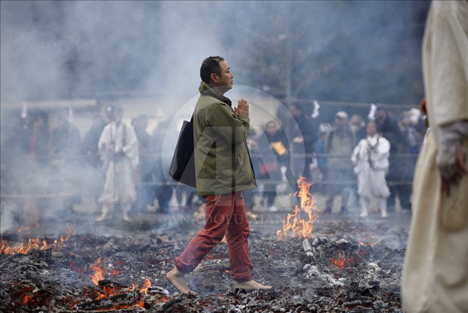 Así se vive el Festival de caminar sobre el fuego en Japón