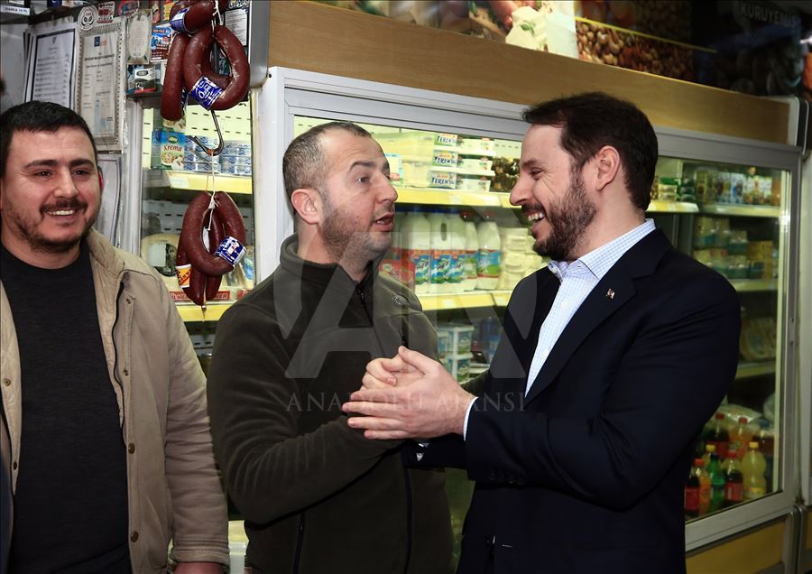 Bakan Albayrak, Üsküdar'da esnaf ziyaretinde bulundu
