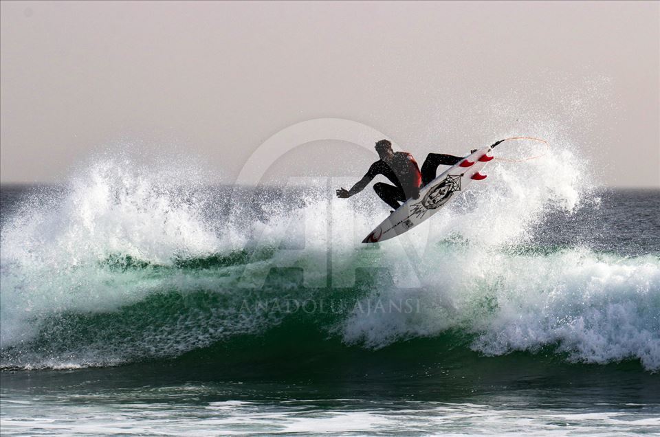 Las playas de Dakar esperan a los entusiastas del surf