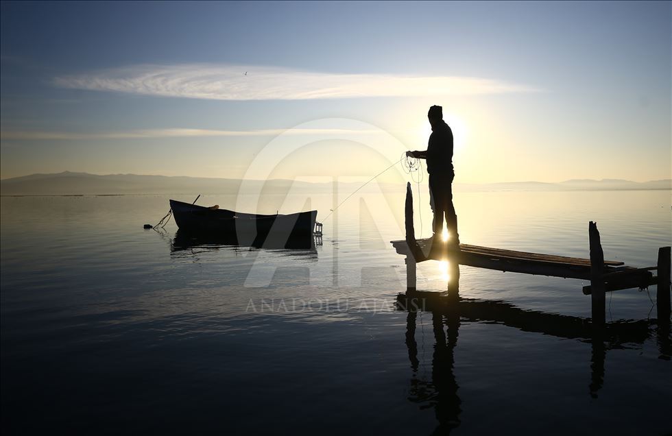 بحيرة "سوغلا" التركية.. وفرة الأسماك تسعد الصيادين وعائلاتهم