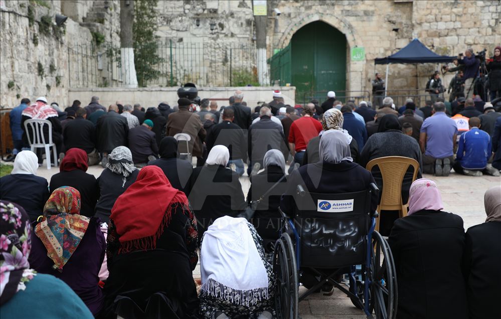 Filistinliler vakit namazını Aksa'nın kapısında kıldı 

