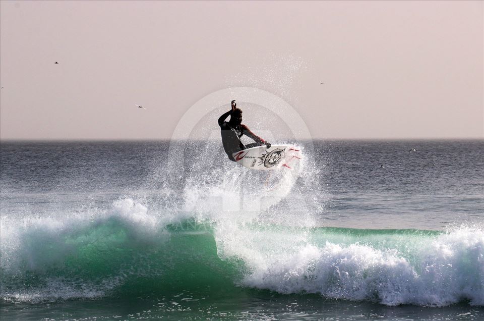 Las playas de Dakar esperan a los entusiastas del surf
