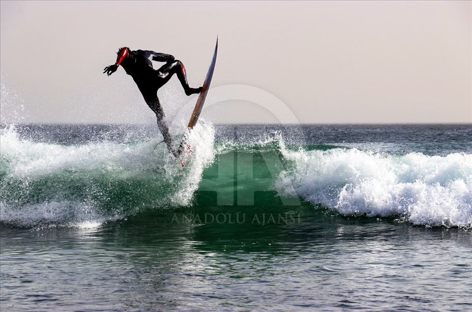 Las playas de Dakar esperan a los entusiastas del surf