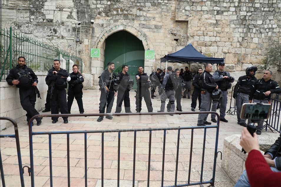 Filistinliler vakit namazını Aksa'nın kapısında kıldı 
