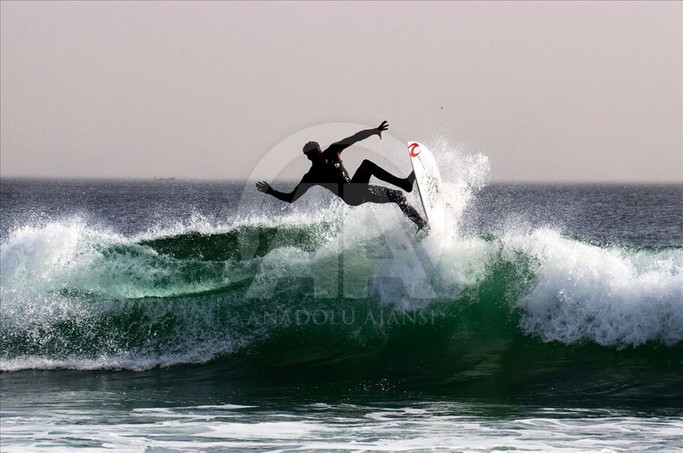 Las playas de Dakar esperan a los entusiastas del surf