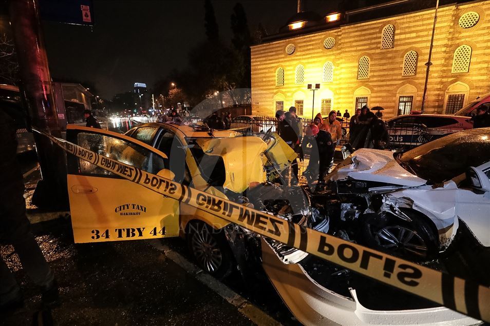 Beşiktaş’ta iki otomobil çarpıştı: 1 ölü, 2 yaralı