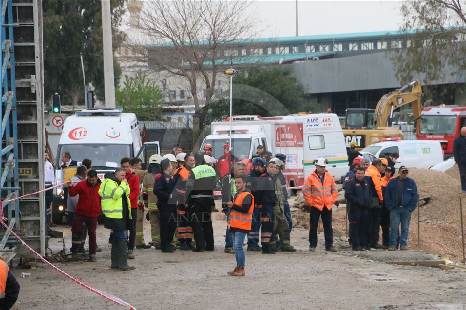 İzmir'de metro vagonu yer altı park alanı inşaatında göçük