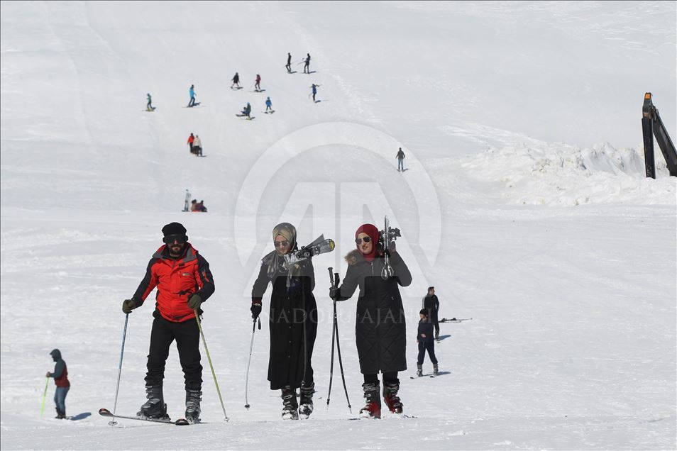 استقبال دوستداران ورزش‌های زمستانی از پیست اسکی حکاری ترکیه
