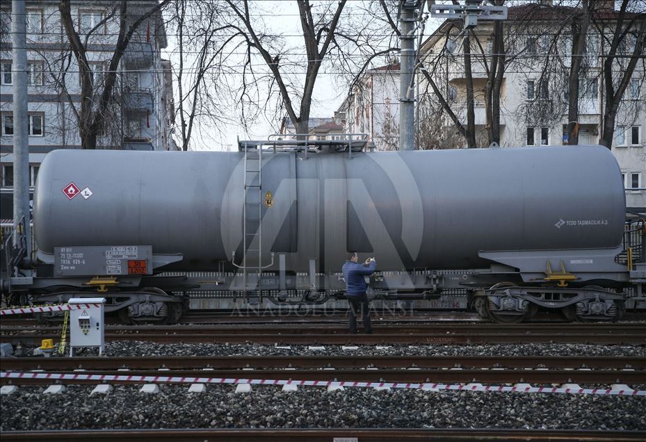 Ankara'da akaryakıt yüklü tren raydan çıktı