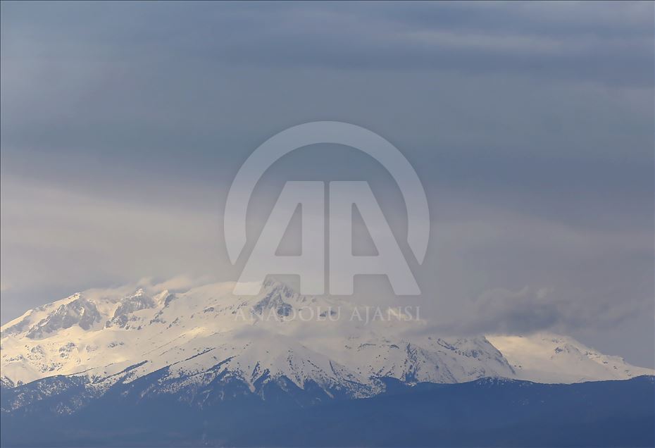 Anamas Dağları’na baharda kar yağdı