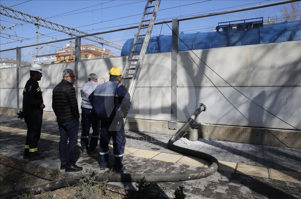Ankara'da akaryakıt yüklü trenin raydan çıkması