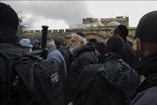 Des dizaines de colons escortés par la police israélienne envahissent la mosquée al-Aqsa