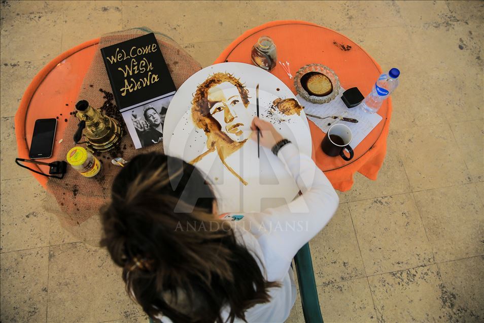 مصرية ترسم لوحات فنية بلون ورائحة القهوة