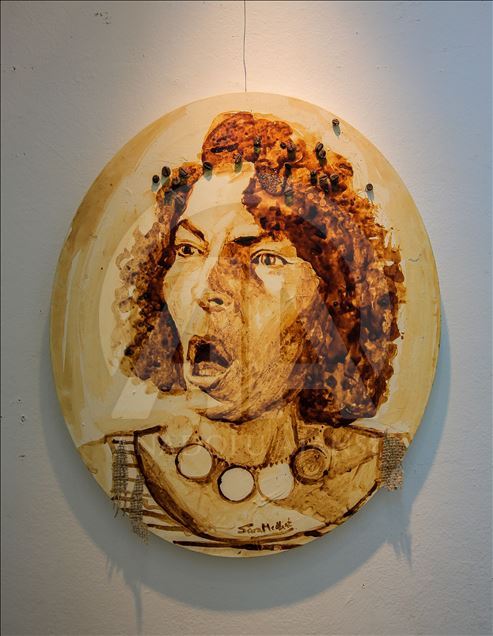 مصرية ترسم لوحات فنية بلون ورائحة القهوة