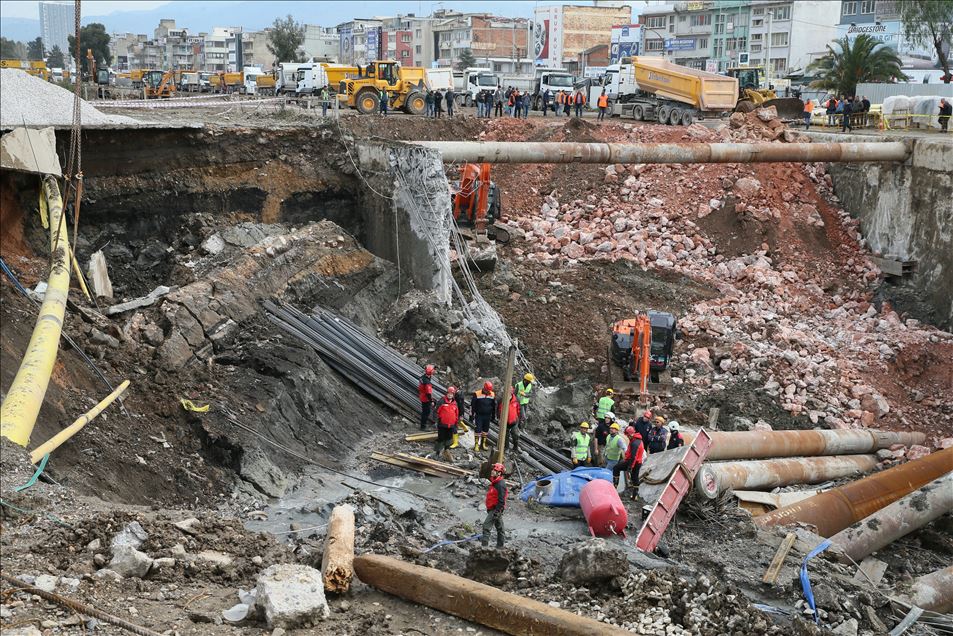 İzmir'de metro vagonu yer altı park alanı inşaatında göçük