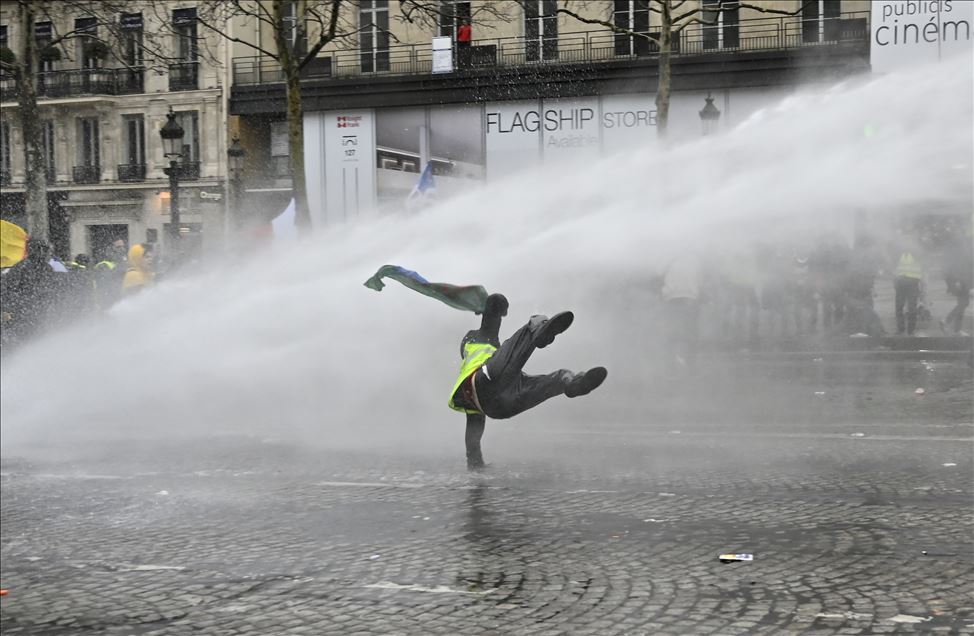 Fransa'da sarı yelekliler, gösterilerin 17. haftasında sokaklarda