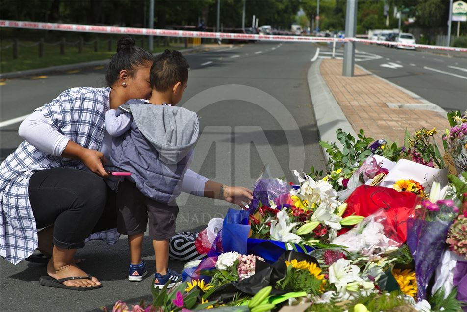 Qytetarët vendosën lule në vendin ku u vranë muslimanët gjatë namazit të xhumasë