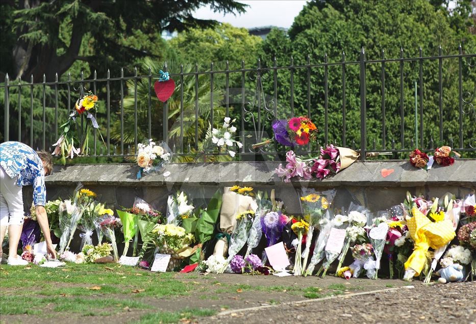 Qytetarët vendosën lule në vendin ku u vranë muslimanët gjatë namazit të xhumasë