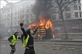 Protesti “žutih prsluka“: Majka i dijete spašeni iz požara u Parizu