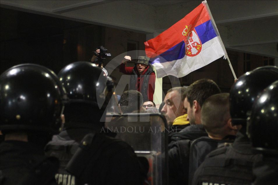 Sırbistan'da hükümet karşıtı protestoda olay