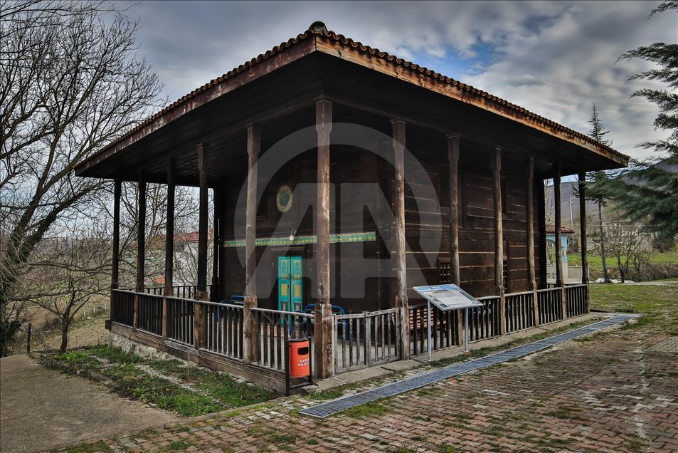 Samsun'un tarih kokan "kök boyalı" camisi