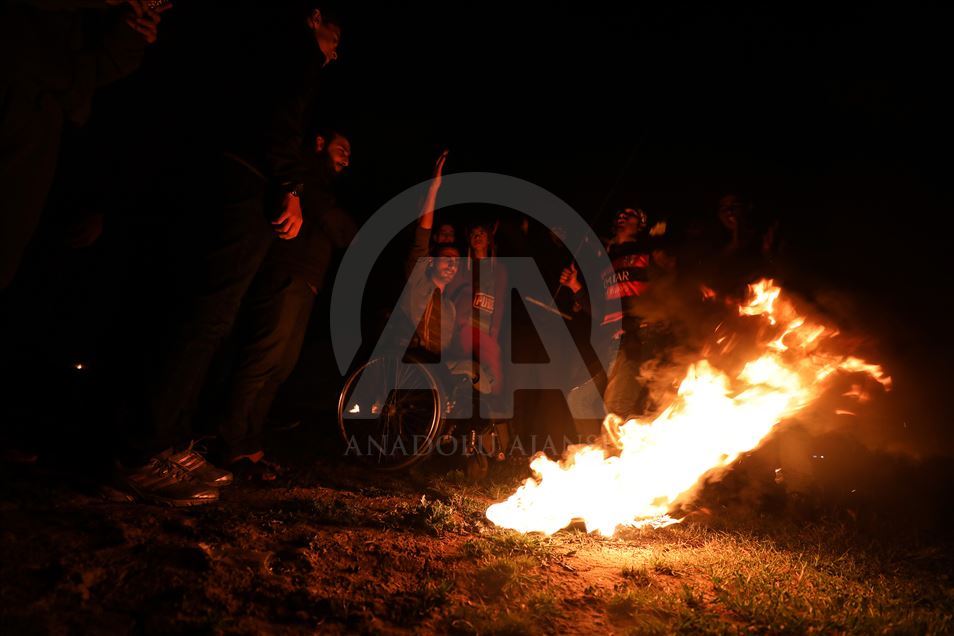 تظاهرة ليلية على حدود غزة 