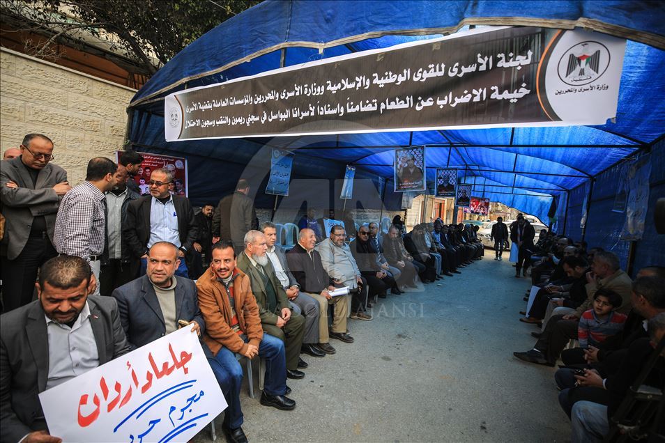 غزة.. خيمة اعتصام لدعم المعتقلين الفلسطينيين بالسجون الإسرائيلية
