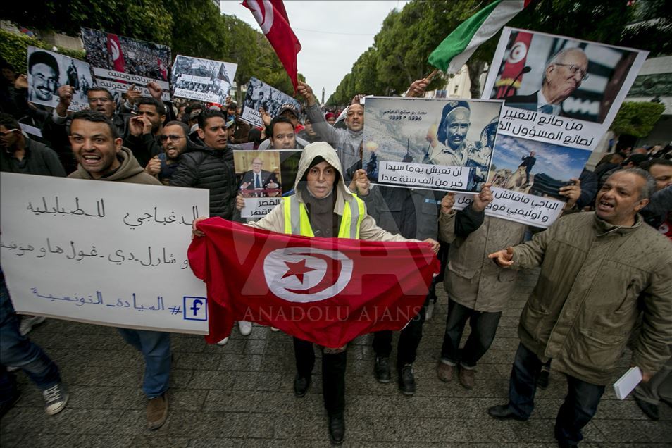 Tunus'ta bağımsızlık yıl dönümünde "ulusal otorite" gösterisi