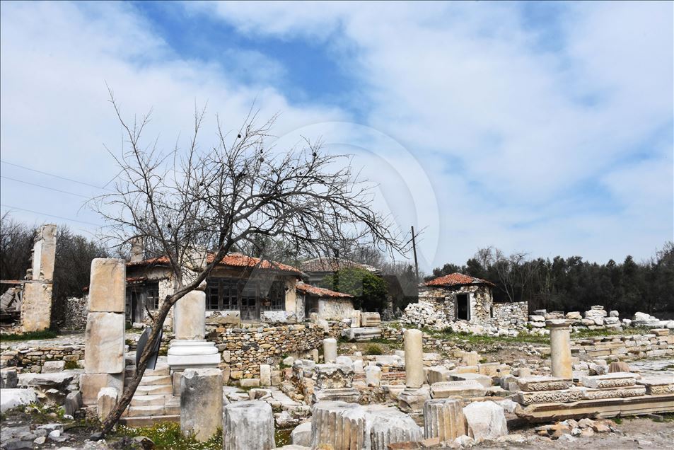 Turqi, "qyteti i gladiatorëve" shfaq varret e zbuluara nga arkeologët
