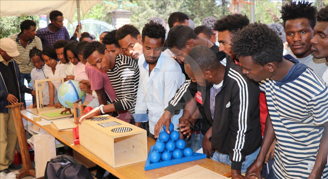 أديس أبابا.. "يونس إمره" ينشر البهجة بمتحف "الألعاب المتنقلة"
