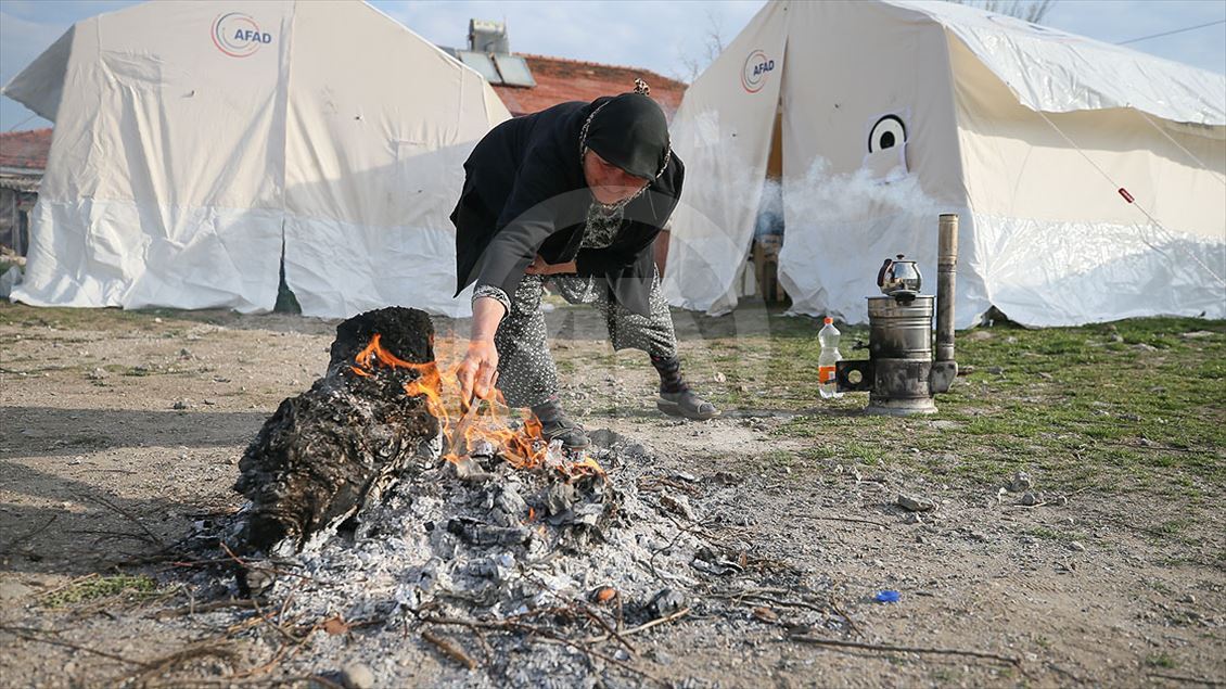 Denizli'deki depremden etkilenen vatandaşlar geceyi çadırlarda geçirdi