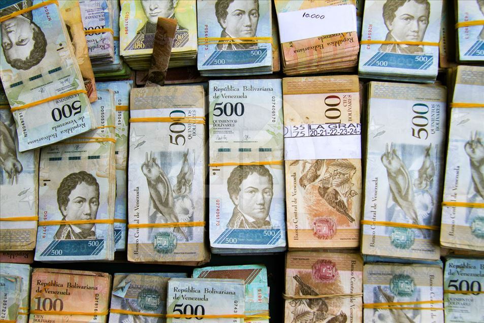 Venezolano convierte billetes sin valor en obras de arte
