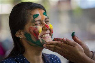 Bangladesh, kremtohet festivali hindus i ngjyrave Holi