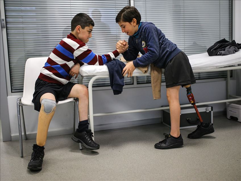 Suriye'nin yaralı çocukları protez bacaklarıyla umuda koşuyor
