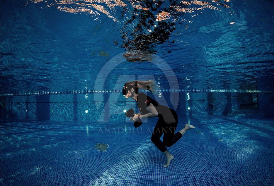 Turkish freediver works out under water - Anadolu Ajansı