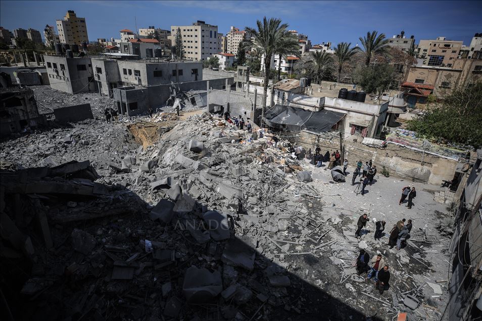 أسر فلسطينية بغزة تفقد منازلها جرّاء القصف الإسرائيلي