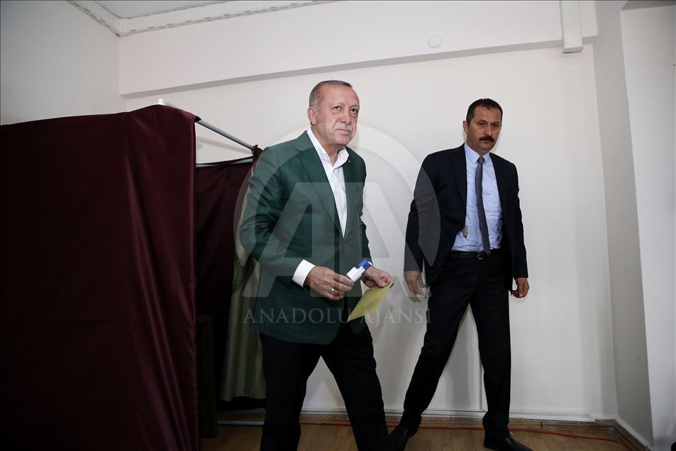 Turkish President Recep Tayyip Erdogan cast his vote in Turkey's local elections