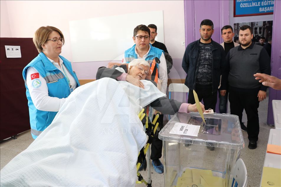 انتقال بیماران به حوزه‌های رای‌گیری در انتخابات ترکیه
