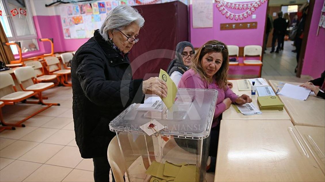 Жители Турции голосуют на муниципальных выборах 