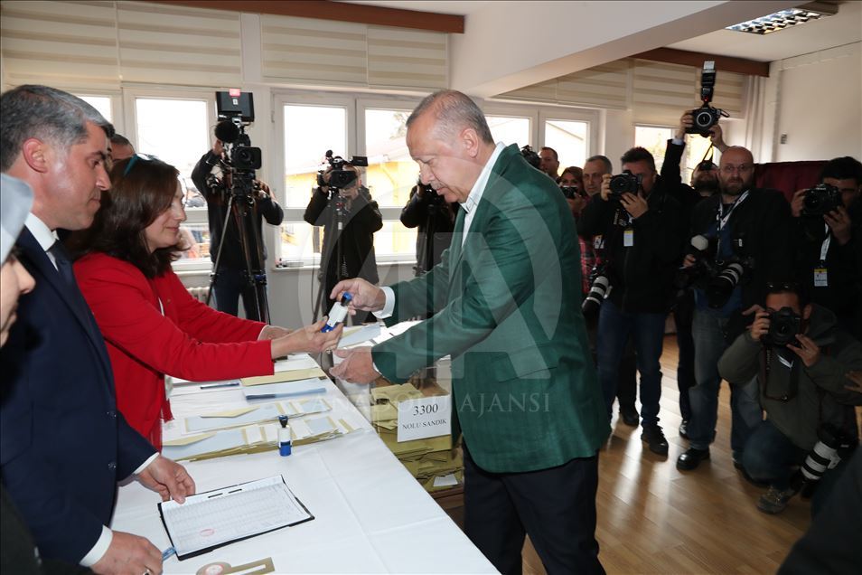 Turkish President Recep Tayyip Erdogan cast his vote in Turkey's local election